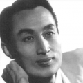 认真工作的她